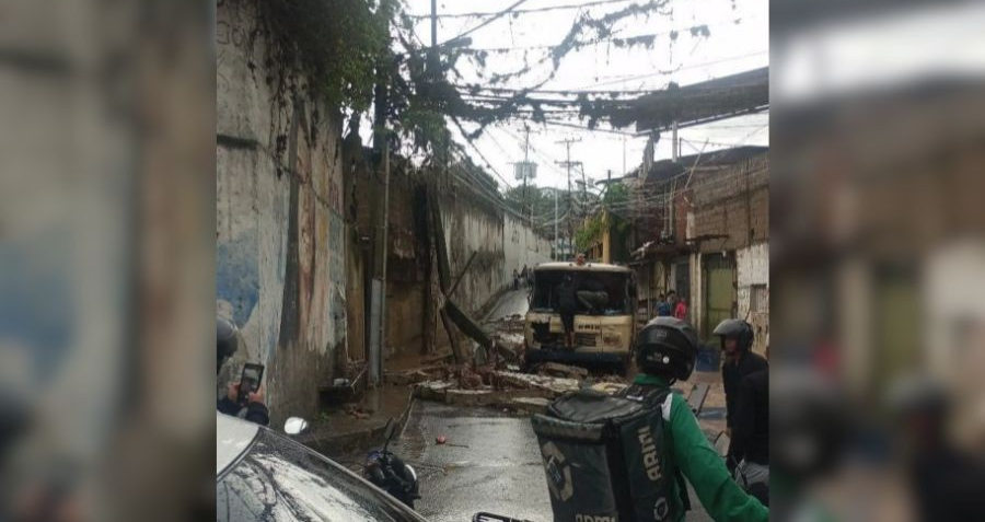 ¡FUERTES LLUVIAS! Un herido al desplomarse una pared sobre una unidad de transporte público en Los Teques