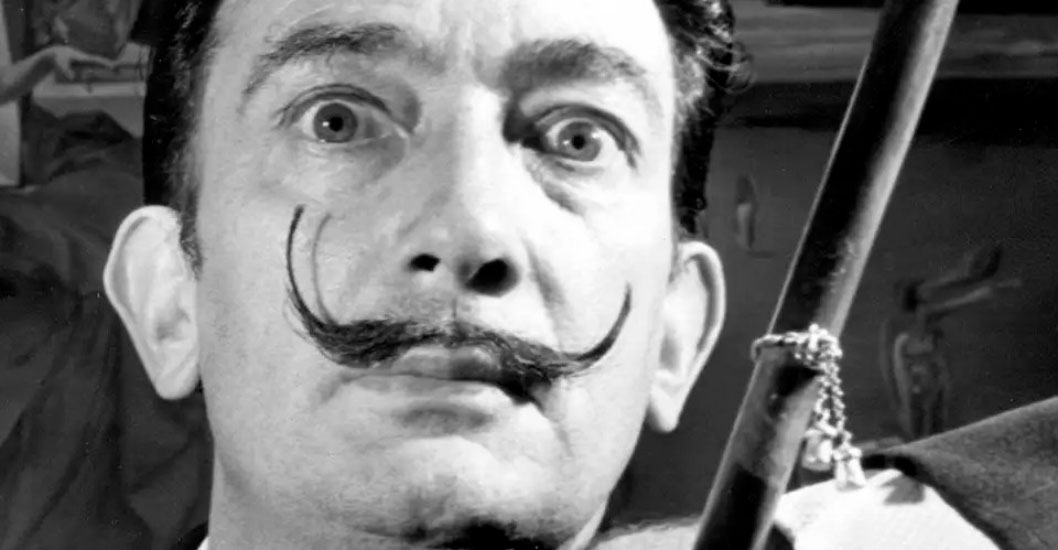 ¡INSÓLITO ARRESTO AL PATRIMONIO! Roban libro de 210 kilos con portada esculpida por Salvador Dalí en Francia