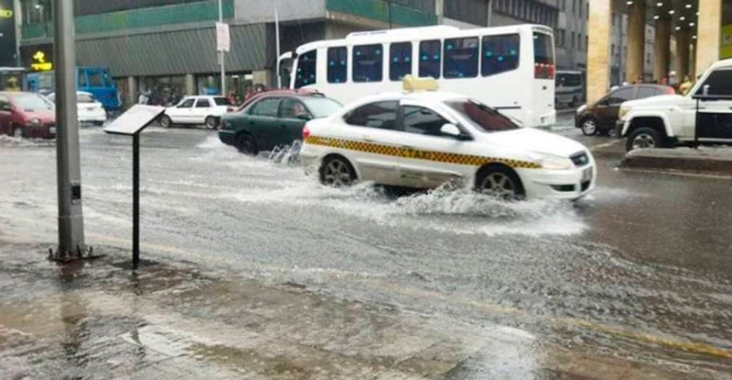 ¡ALERTA POR PRECIPITACIONES EN CARACAS! Fuertes lluvias provocan anegaciones e incrementan el cauce del río Guaire
