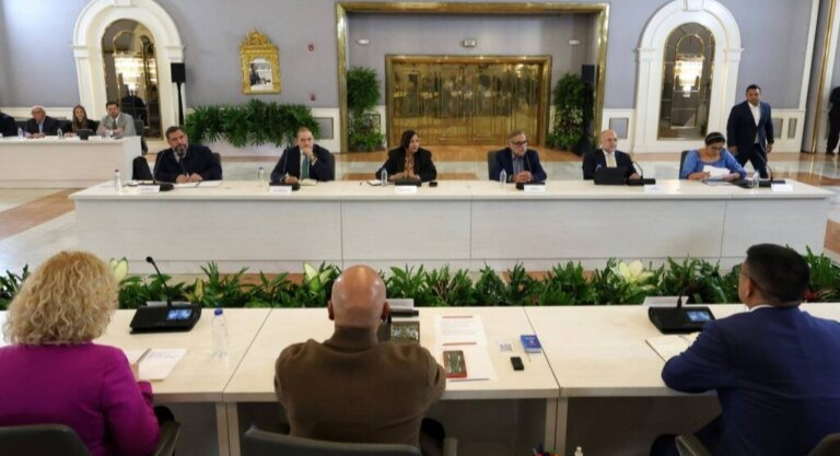 ¡ENTRE LA IMPACIENCIA Y LA ESPERANZA! Gobierno y AN 2015 culminan hoy tercera ronda de diálogo