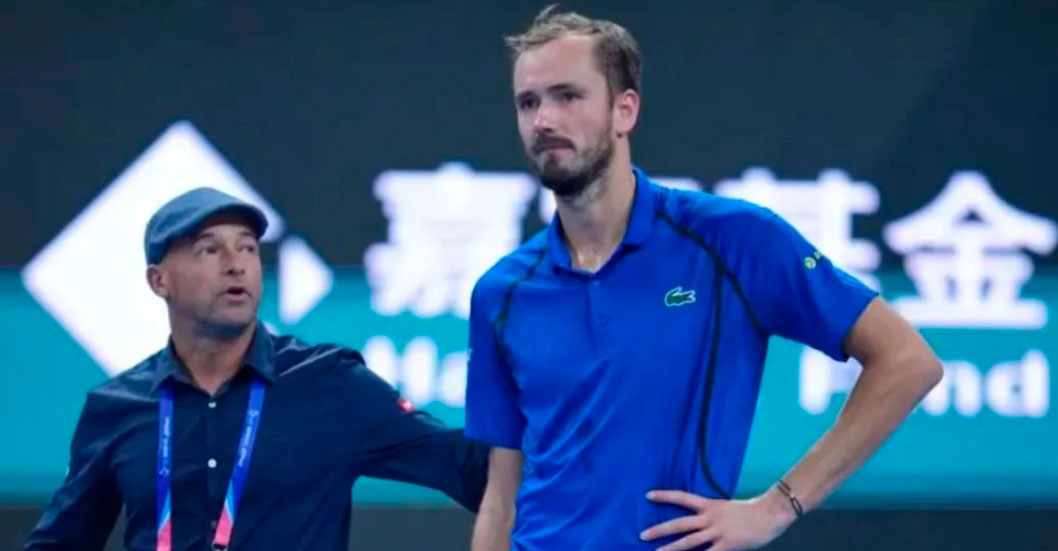¡DESCALIFICACIÓN DRAMÁTICA EN PEKÍN! Medvedev fuera del Abierto de China tras dar pelotazo a un fanático