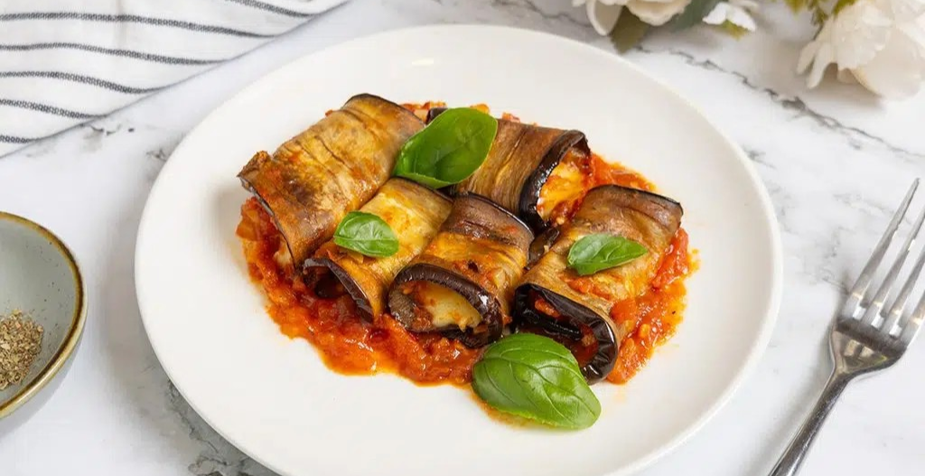 ¡COCINA AL MINUTO! Rollitos de berenjena rellenos de queso. Receta fácil y casera