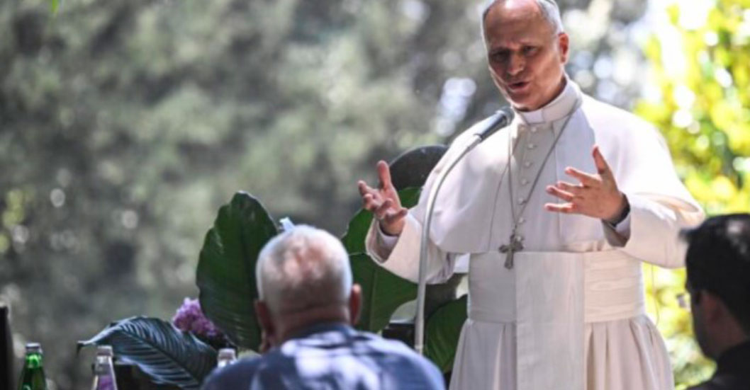 ¡DESDE EL HOSPITAL Y CON BUEN ÁNIMO! El papa León XIV envía emotivo mensaje tras su cirugía pulmonar