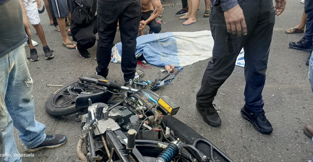 ¡SE DESPLAZAN EN UNA MOTOCICLETA! Novios mueren al impactar contra plataforma de camión en Los Haticos