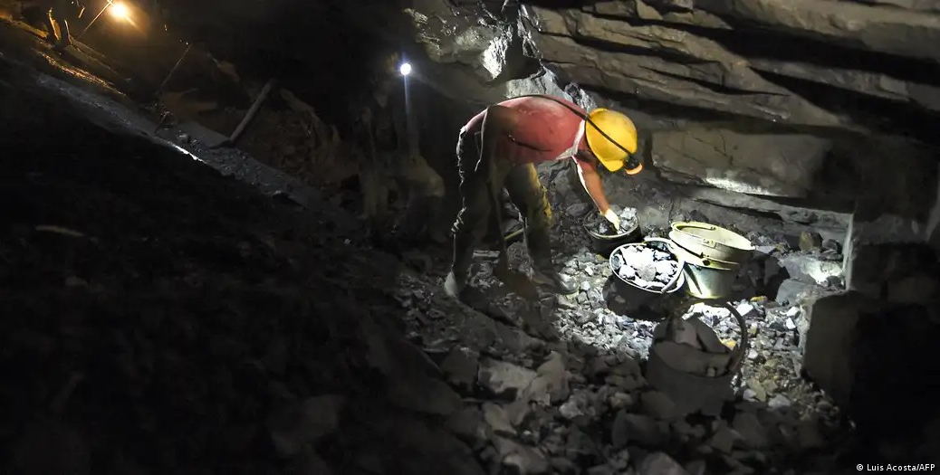 ¡ZONA CONTROLADA POR GRUPOS IRREGULARES! Derrumbe en mina de oro ilegal deja 14 muertos en Colombia