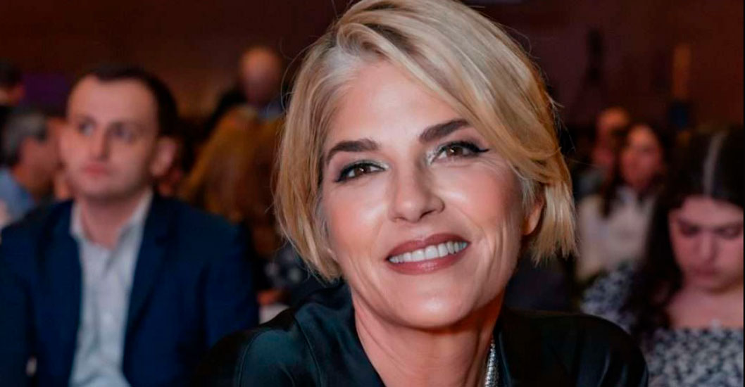 ¡ESCÁNDALO EN PLENO VUELO! La actriz Selma Blair es arrestada tras agredir a tripulantes de avión
