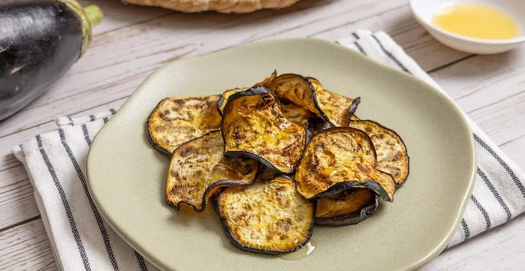 ¡COCINA AL MINUTO! Chips de berenjenas. Receta de un aperitivo crunchy delicioso