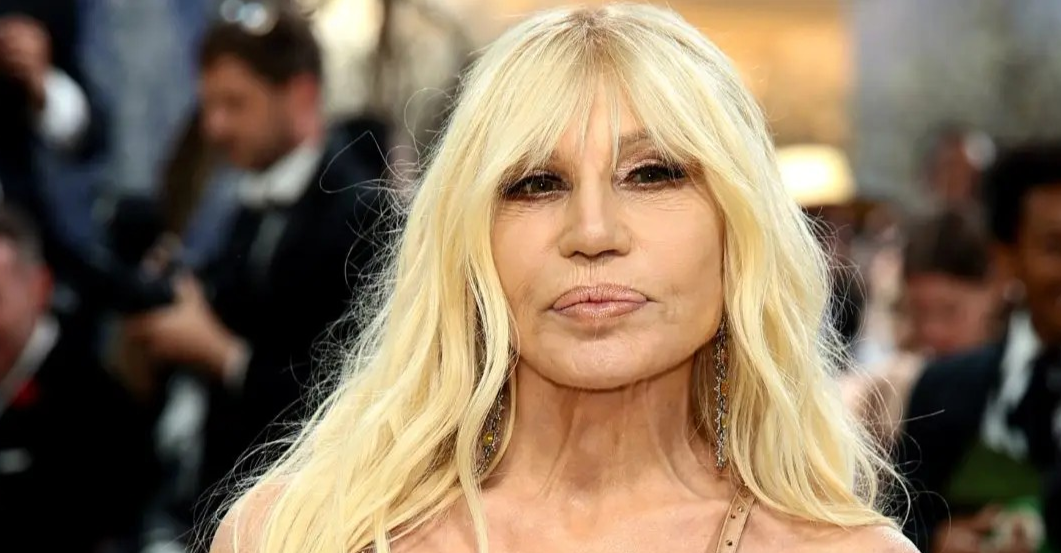 ¡LUEGO DE VENDER VERSACE! Donatella está de vuelta con una marca nueva de moda y belleza