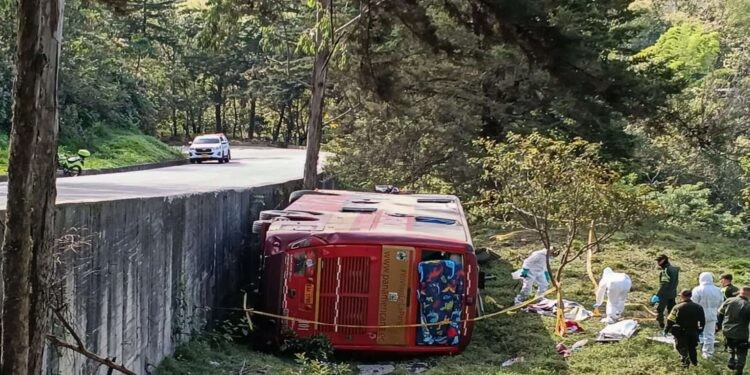 ¡TRAGEDIA VIAL! Autobús se vuelca en Colombia tras ataque armado y deja cinco venezolanos muertos