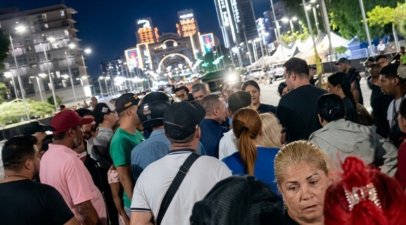 ¡AÚN HAY FAMILIAS QUE PERNOCTAN EN CARPAS! Afectados por los terremotos en Caracas protestaron durante la noche de este jueves por demoras en reparaciones