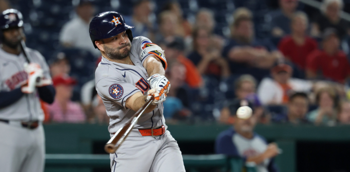 ¡A UN PASO DE LA CIMA! Altuve quedó a un HR de liderato en playoffs
