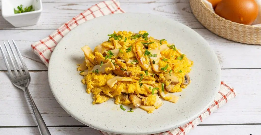 ¡COCINA AL MINUTO! Esta es la receta del revuelto de pavo y champiñones